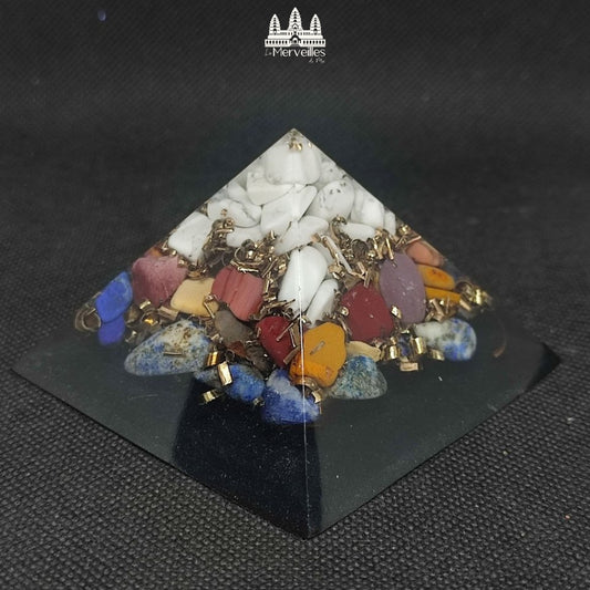 Orgonite pyramidale au Nombre d’Or – Howlite, Jaspe Mokaite & Lapis Lazuli