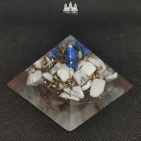 Orgonite pyramidale au Nombre d’Or – Lapis Lazuli & Howlite