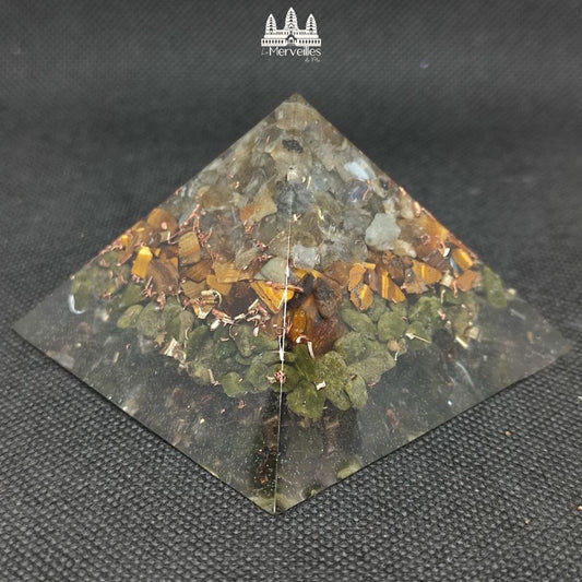 Orgonite pyramidale au Nombre d’Or – Labradorite, Œil de Tigre & Épidote