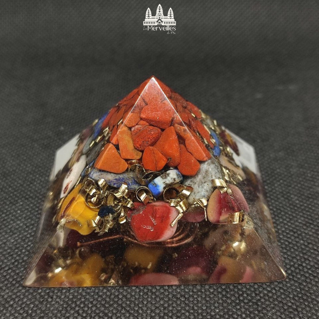 Orgonite pyramidale au Nombre d’Or – Jaspe Rouge, Lapis Lazuli & Jaspe Mokaïte
