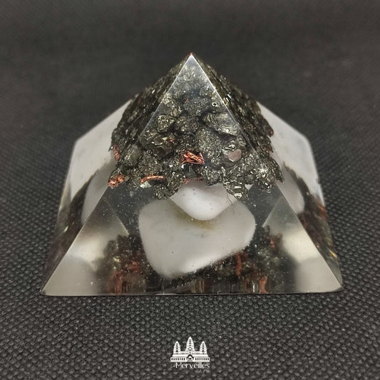 Orgonite pyramidale – Pyrite & Howlite