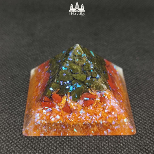 Orgonite pyramidale au Nombre d’Or – Épidote & Jaspe Rouge