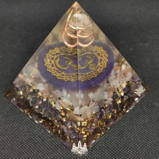 Orgonite pyramidale – Cristal de roche, Pierre de Lune & Améthyste, symbole Om