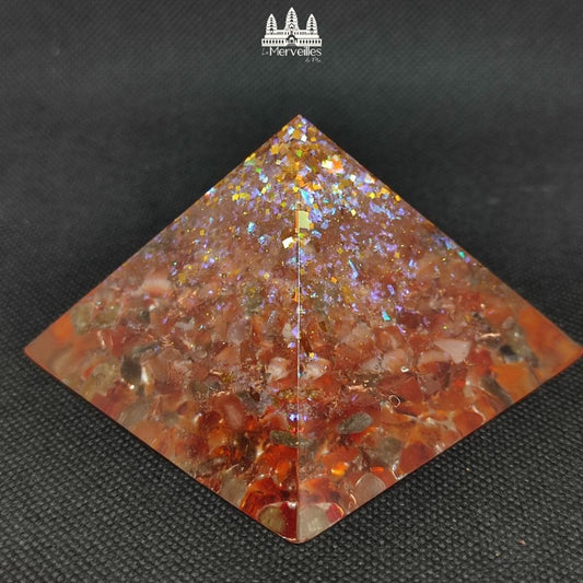 Orgonite pyramidale au Nombre d’Or – Cornaline & Labradorite