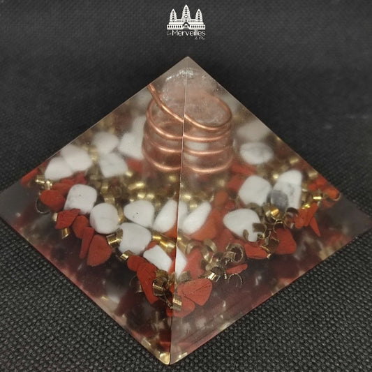 Orgonite pyramidale au Nombre d’Or – Cristal de roche, Howlite, Jaspe rouge & capsule KARMA