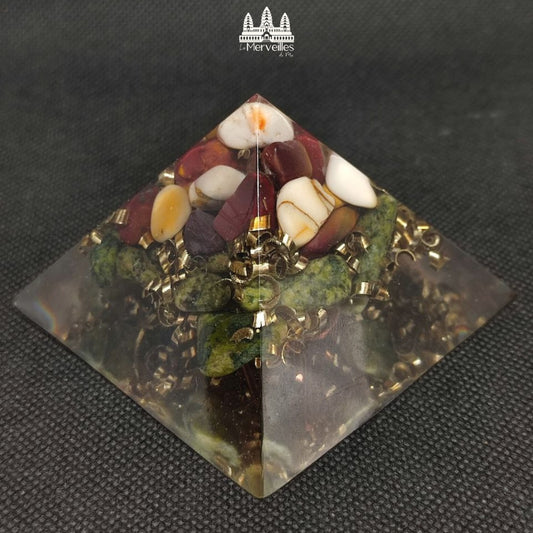 Orgonite pyramidale au Nombre d’Or – Jaspe Mokaite & Jade Néphrite