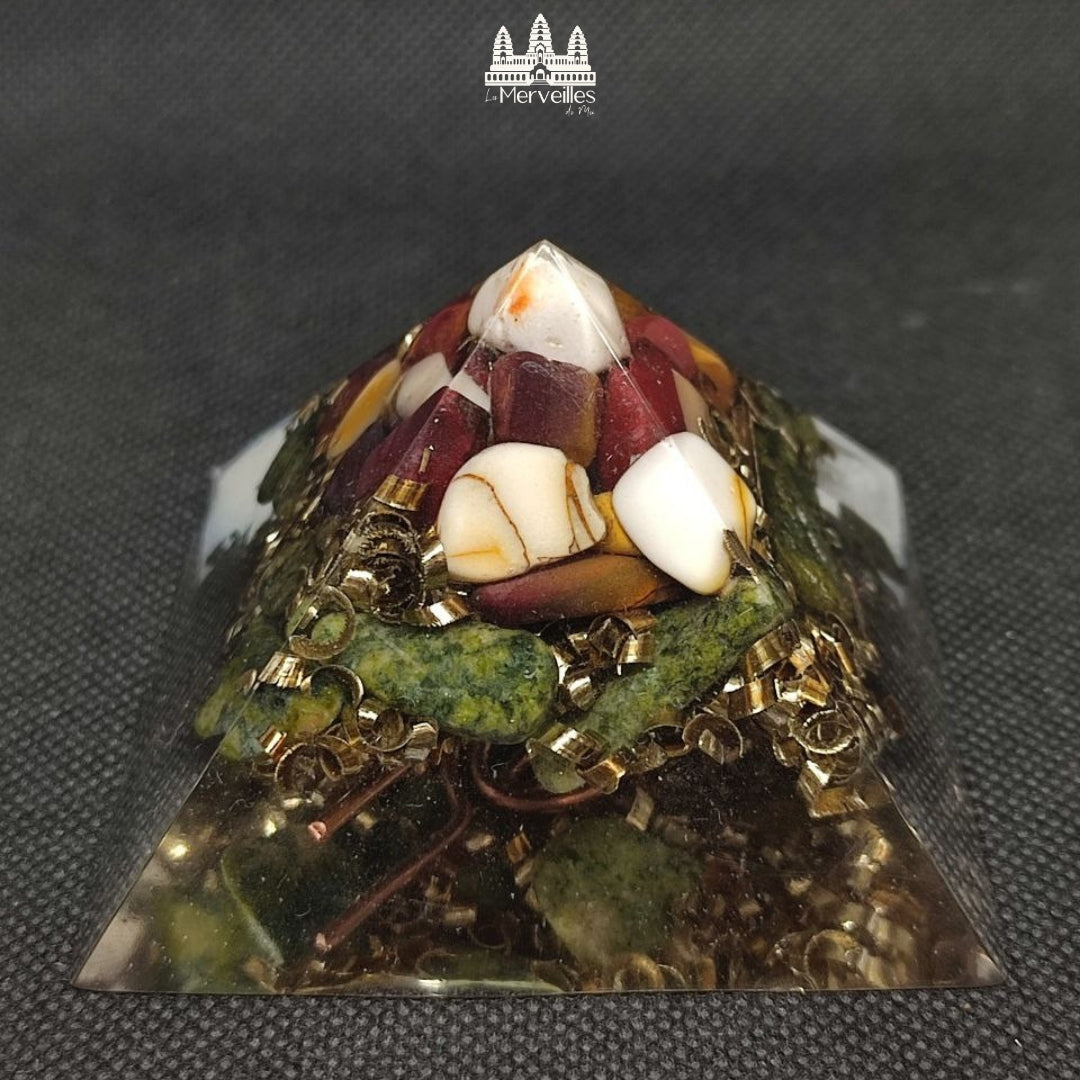 Orgonite pyramidale au Nombre d’Or – Jaspe Mokaite & Jade Néphrite