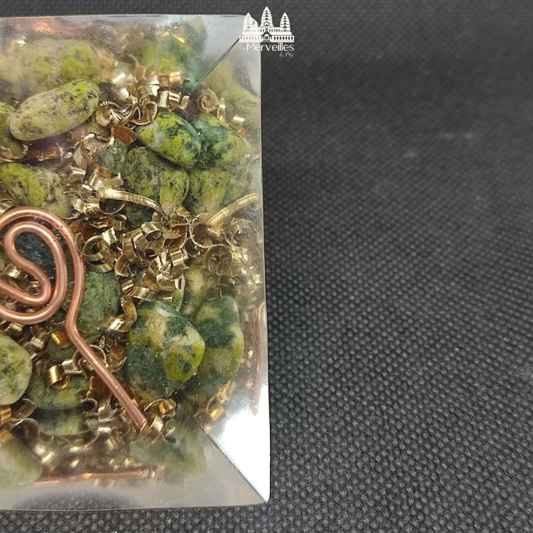Orgonite pyramidale au Nombre d’Or – Jaspe Mokaite & Jade Néphrite