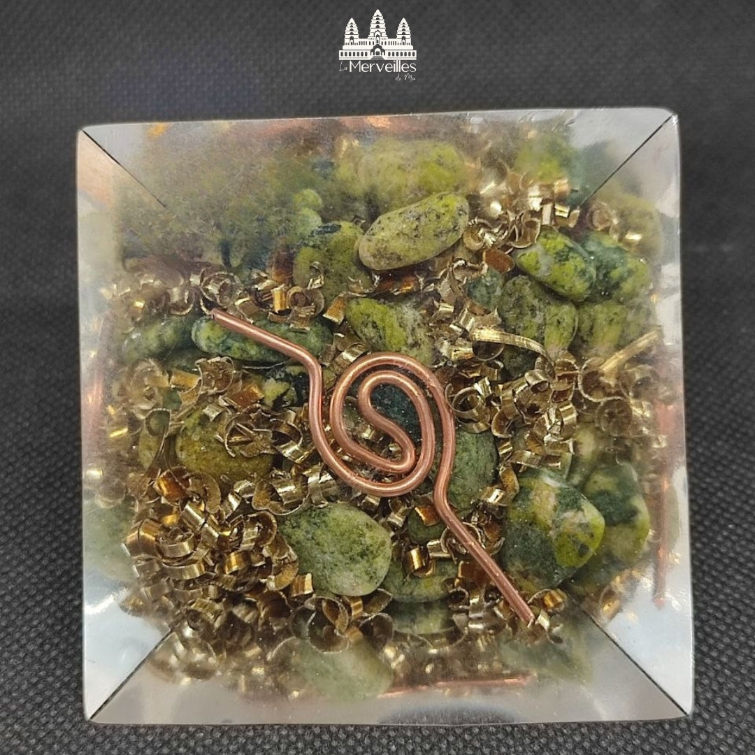 Orgonite pyramidale au Nombre d’Or – Jaspe Mokaite & Jade Néphrite