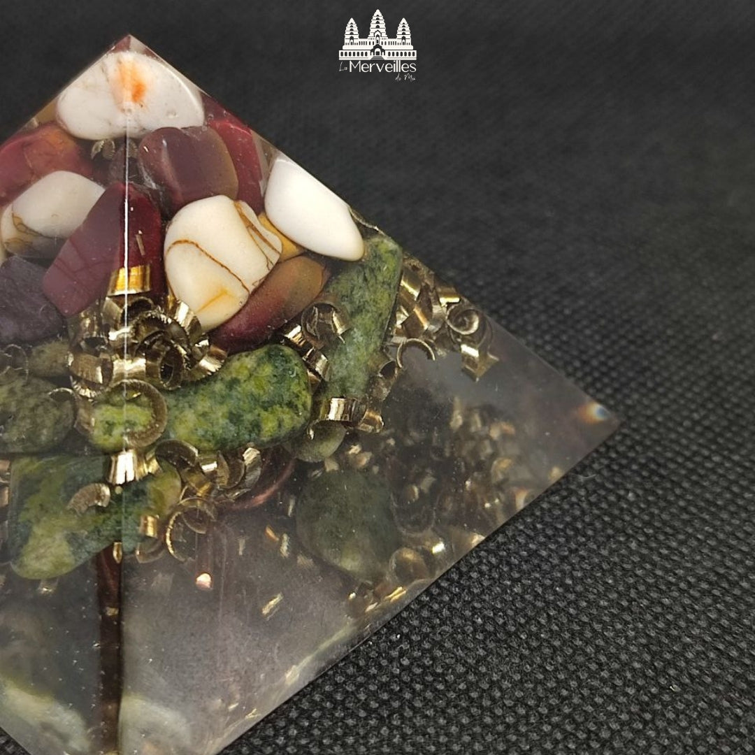 Orgonite pyramidale au Nombre d’Or – Jaspe Mokaite & Jade Néphrite