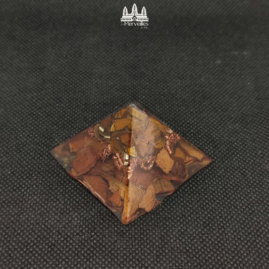 Mini Orgonite Pyramidale au Nombre d’Or – Œil de Tigre & Écorce d’Eucalyptus