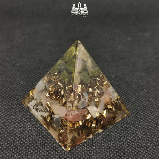Mini Orgonite Pyramidale – Épidote & Pierre de Lune