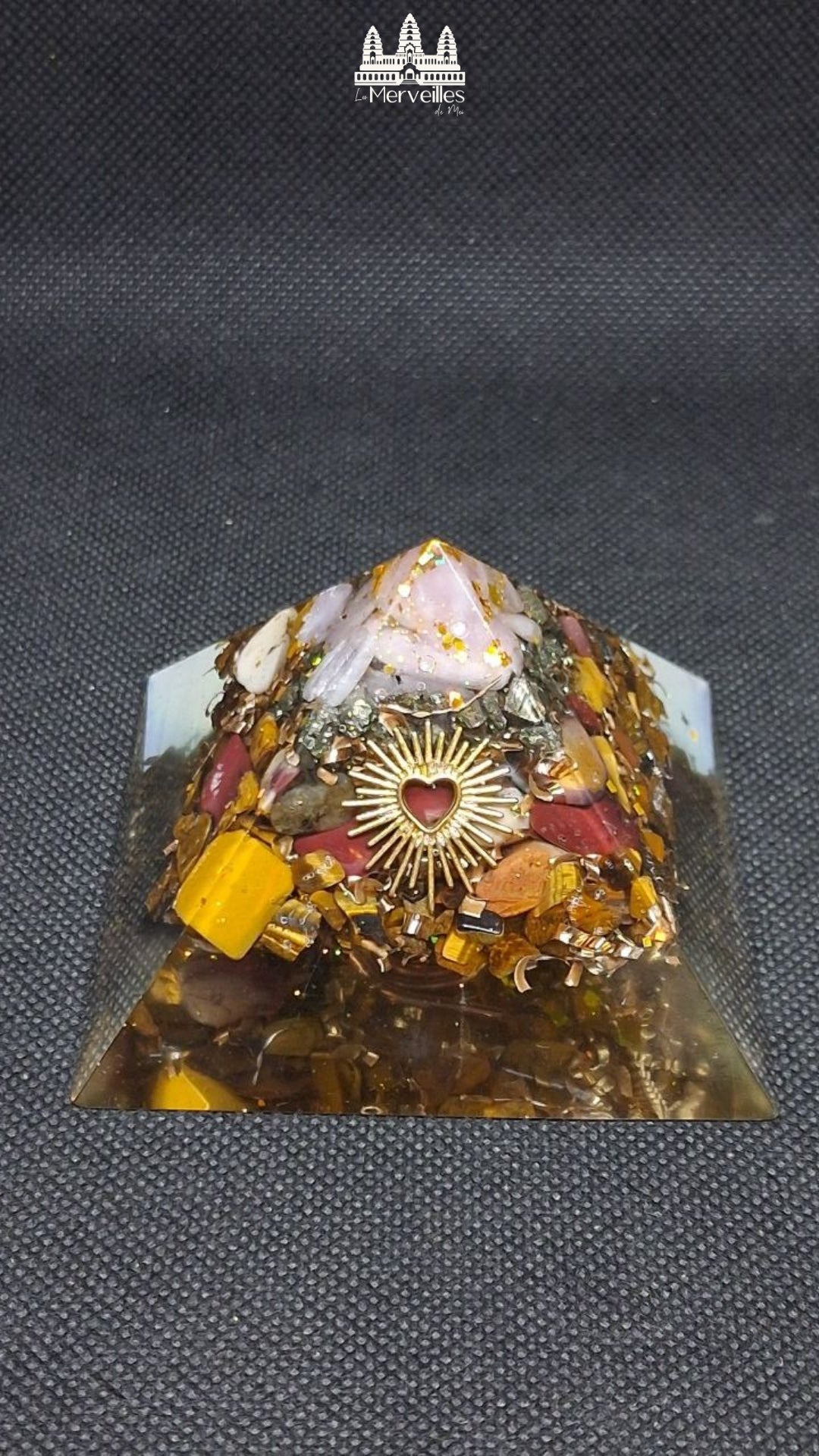 Orgonite Pyramidale au Nombre d'or Quartz Rose, Pyrite, Jaspe Mokaite et Oeil de tigre Symbole coeur rayonnant
