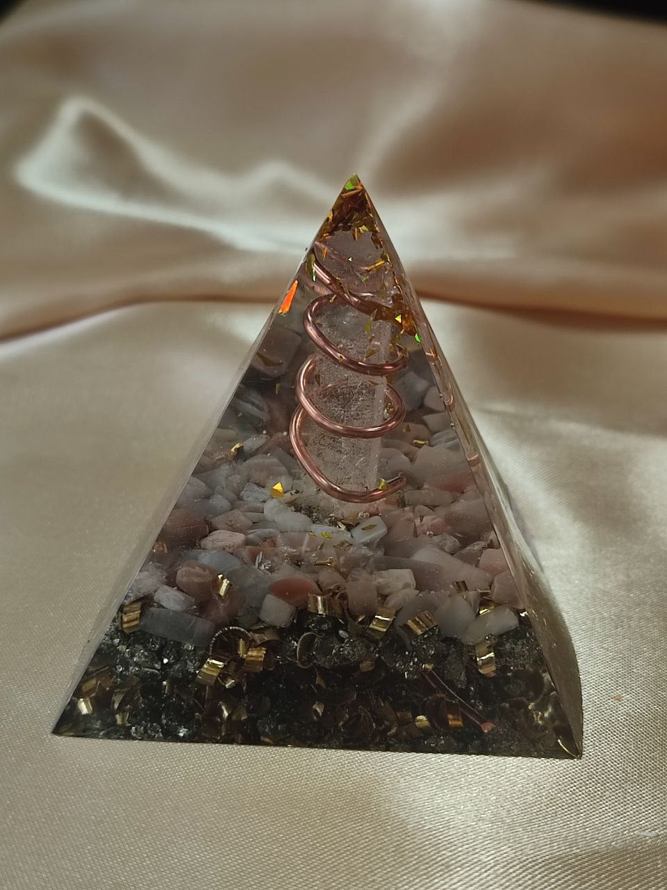 Orgonite Pyramidale [ Pointe de Cristal de Roche avec Pierres de Lune & Pyrite ]