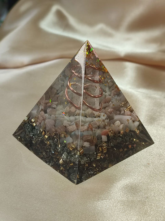 Orgonite Pyramidale [ Pointe de Cristal de Roche avec Pierres de Lune & Pyrite ]