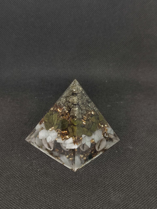 Orgonite pyramidale trio coquillages