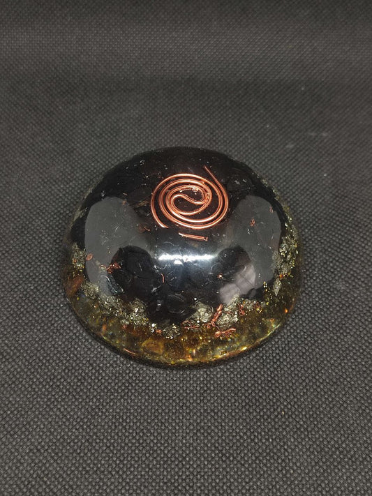 Orgonite dôme – Tourmaline Noire, Pyrite, Œil de Tigre & Œil de Nazzar