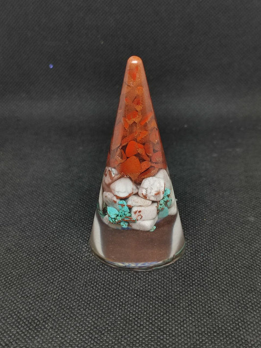 Orgonite conique Jaspe Rouge & Howlite & Turquoise